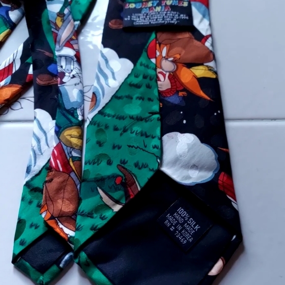1995 Looney Tunes Sledding Skiing Silk Tie Looney Tunes Cartoon Necktie RARE - Picture 2 of 5
